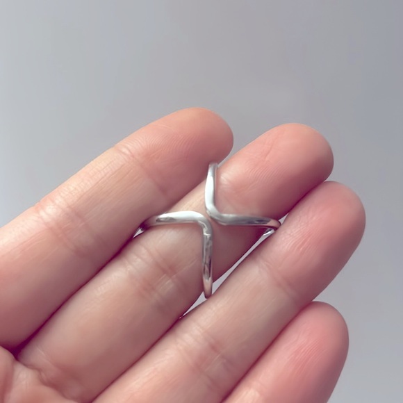 Beautiful ring size 6 - Picture 2 of 3